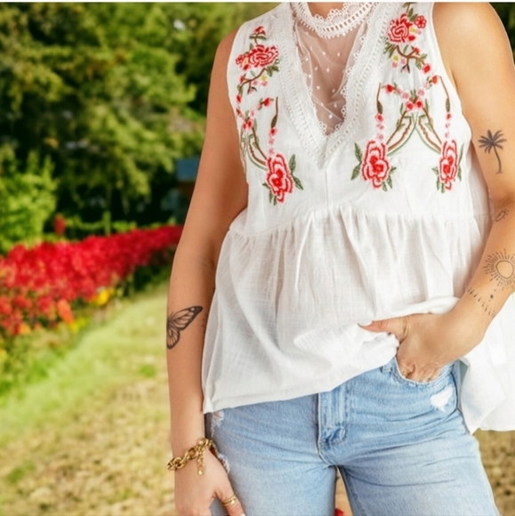 NEW!!! EMBROIDERY SLEEVELESS BLOUSE - SIZE S - Picture 1 of 7